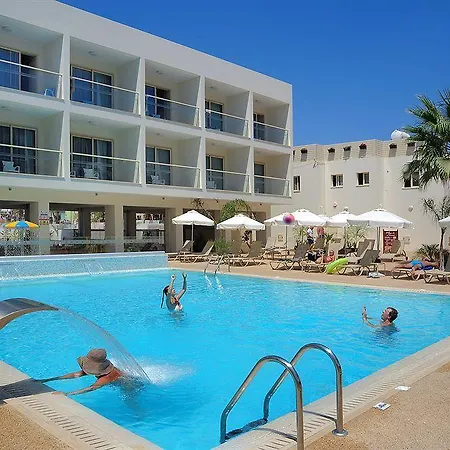 Nelia Gardens 4*