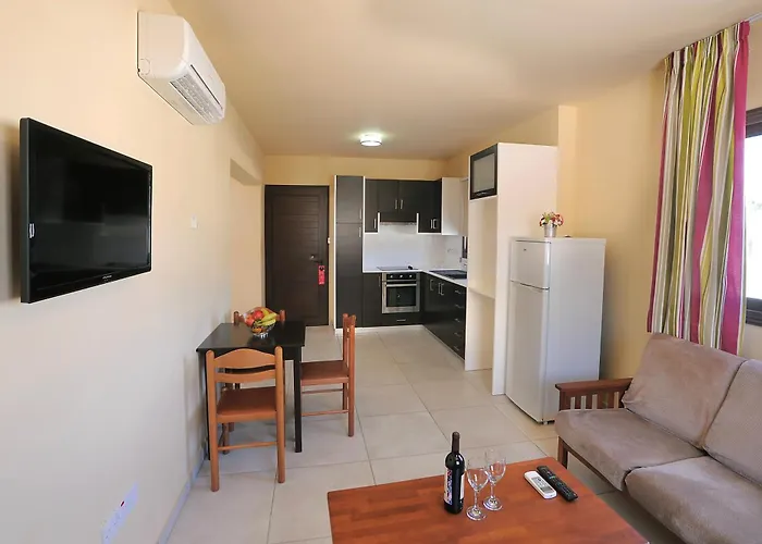 Hotell Nelia Gardens 4*