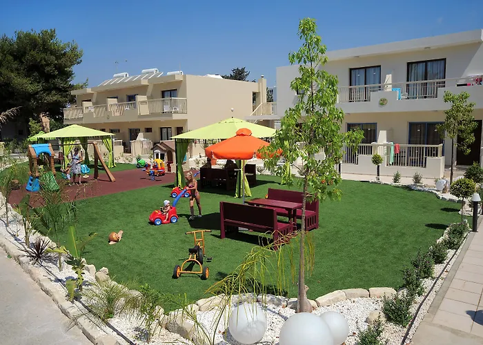 Hotell Nelia Gardens 4*