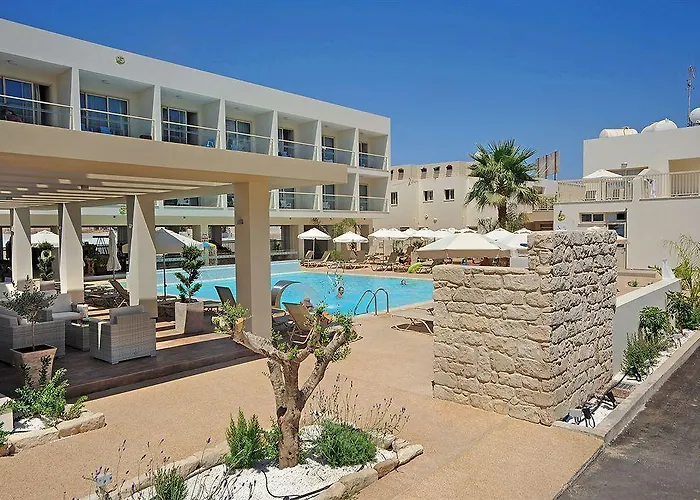 Nelia Gardens Hotell 4*