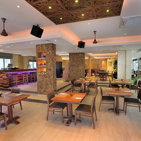 Hotel Nelia Gardens