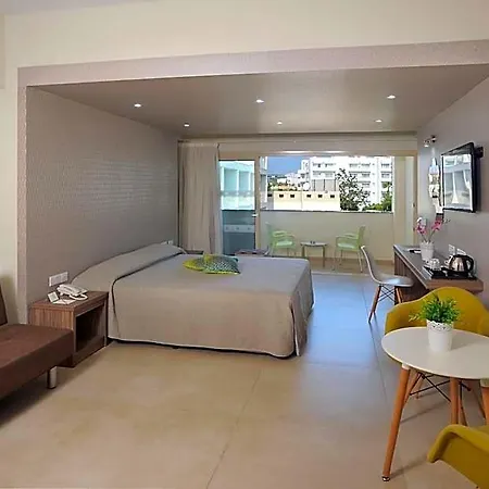 Nelia Gardens 4*