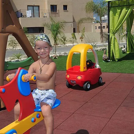 Nelia Gardens Hotell 4*