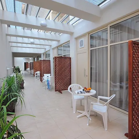 Nelia Gardens 4*