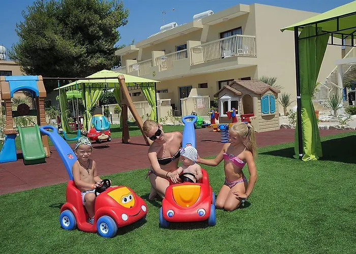 Nelia Gardens Otel Aya Napa